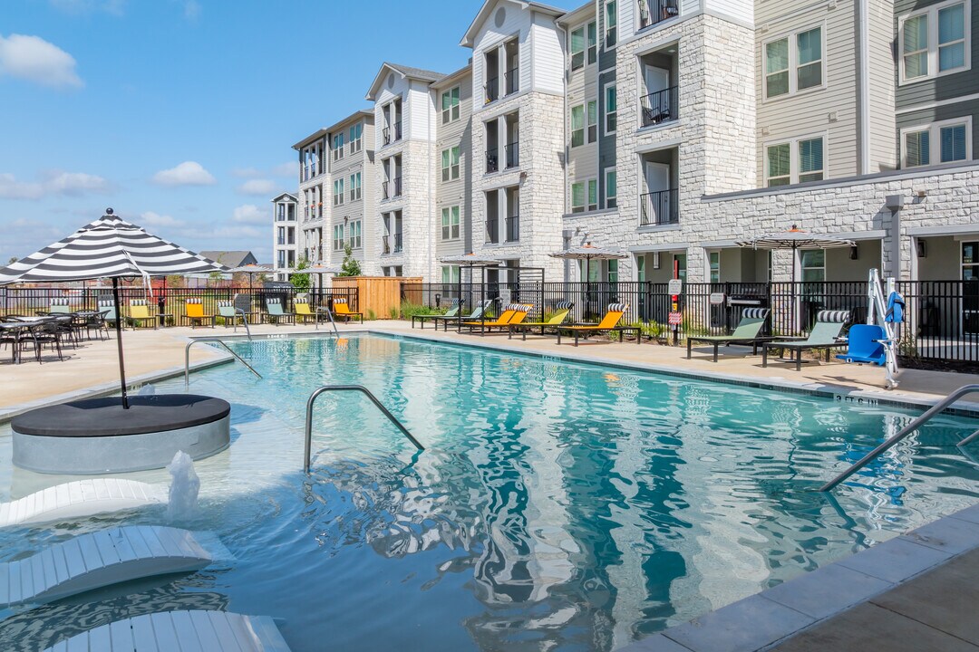 Leon Creek Flats in San Antonio, TX - Building Photo