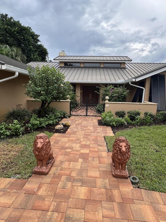 5091 SE Burning Tree Cir in Stuart, FL - Building Photo