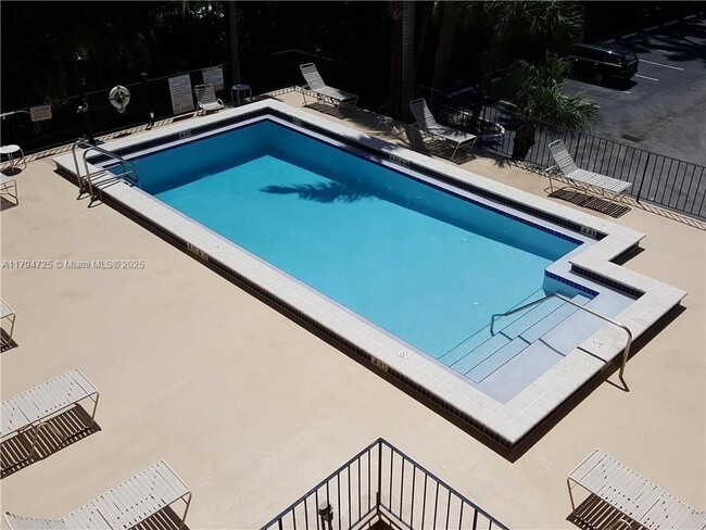 2539 Bayshore Dr in Miami, FL - Building Photo - Building Photo