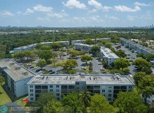 113 Royal Pk Dr in Oakland Park, FL - Building Photo - Building Photo