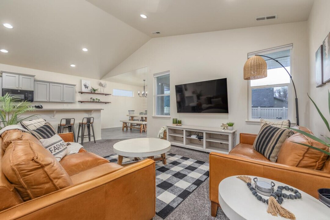 2213 E Elm Grove Dr, Unit SI ID1250652P in Nampa, ID - Foto de edificio