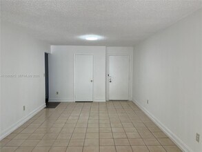 9190 Fontainebleau Blvd in Miami, FL - Building Photo - Building Photo