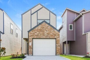 15338 Estrella Rd W in Houston, TX - Building Photo