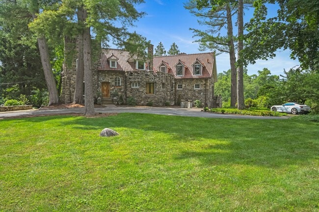 546 Lake Ave in Greenwich, CT - Building Photo - Building Photo