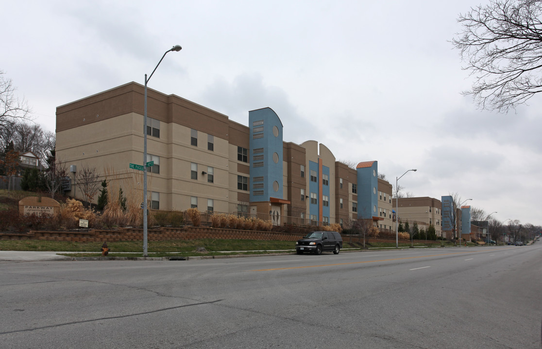 Parkway Apartments in Kansas City, MO - Building Photo