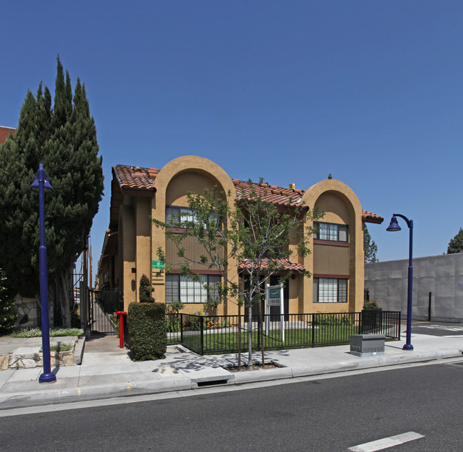 Heritage Manor Apartments in Downey, CA - Foto de edificio - Building Photo