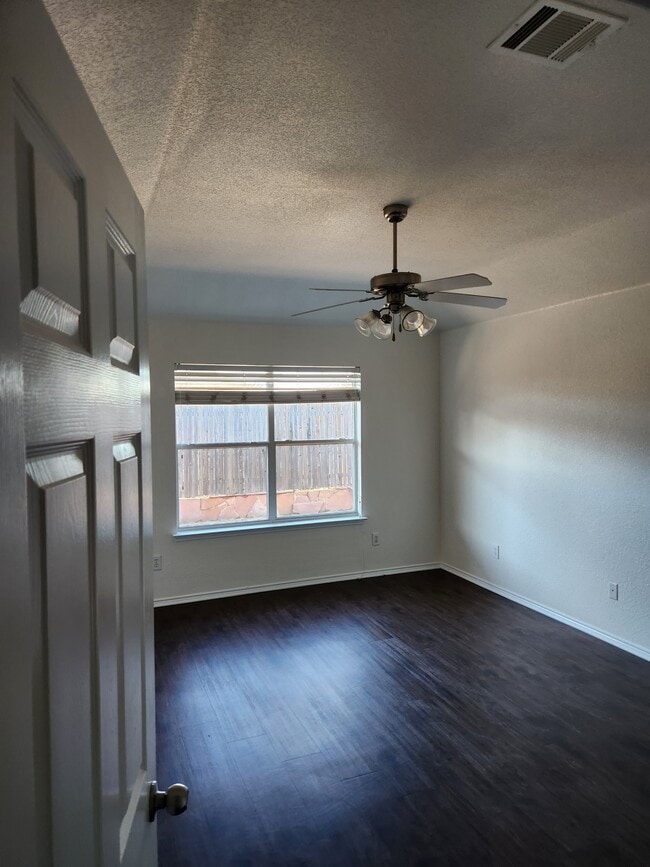 989 Mesa Vista Dr in Crowley, TX - Foto de edificio - Building Photo
