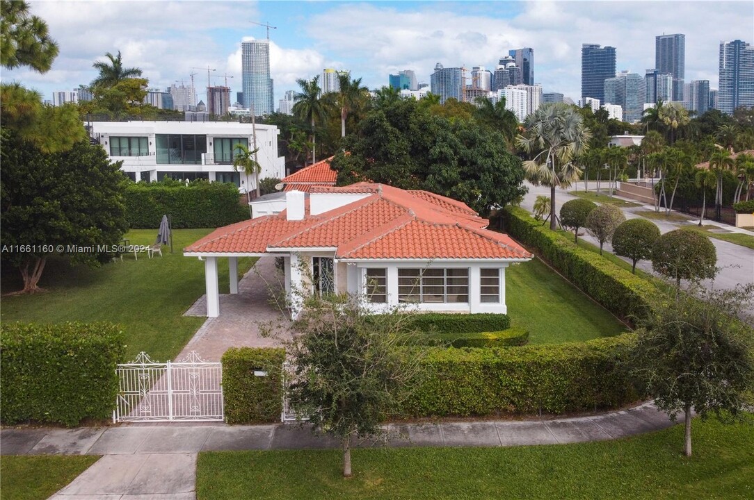 501 SW 24th Rd in Miami, FL - Foto de edificio