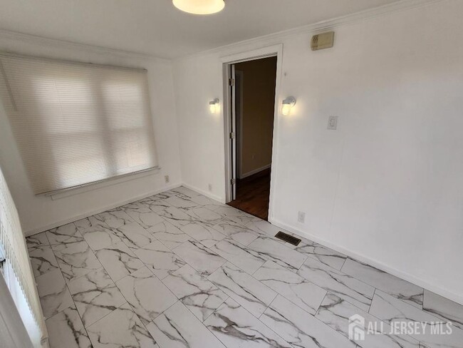 18 Walnut St in North Brunswick, NJ - Building Photo - Building Photo