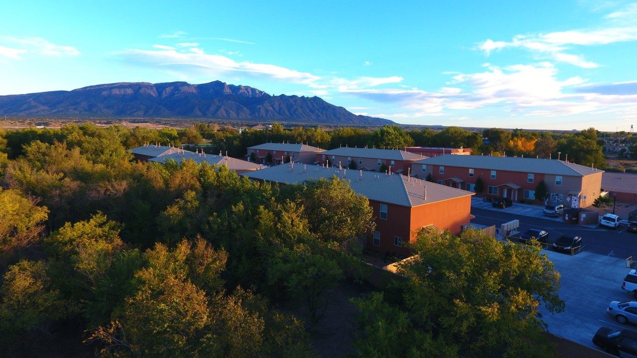 Coronado Townhomes in Bernalillo, NM - Foto de edificio