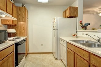 328 Prairie Meadows Apartments II in Germantown, WI - Building Photo - Building Photo