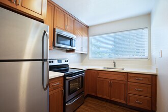 Parklane Apartments in San Leandro, CA - Foto de edificio - Interior Photo