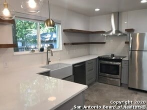 423 W Woodlawn Ave in San Antonio, TX - Building Photo - Building Photo