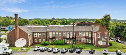 130 E Glenwood Ave, Unit Brownlow Unit 120 in Knoxville, TN - Foto de edificio - Building Photo