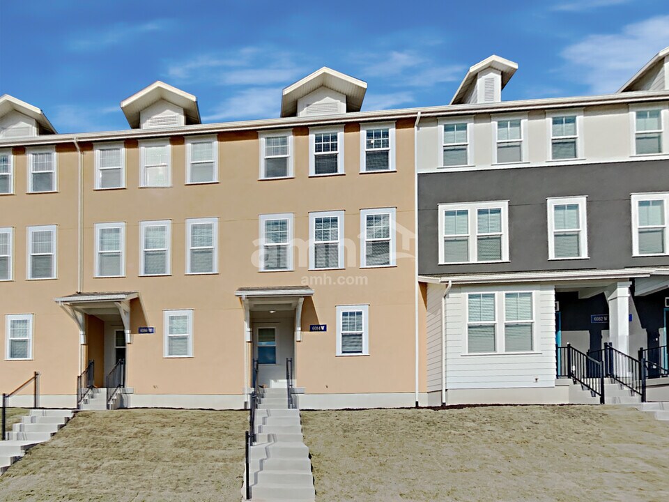 6084 W South Jordan Pky in South Jordan, UT - Foto de edificio