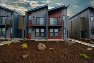 27 Elm in Redmond, OR - Foto de edificio - Building Photo