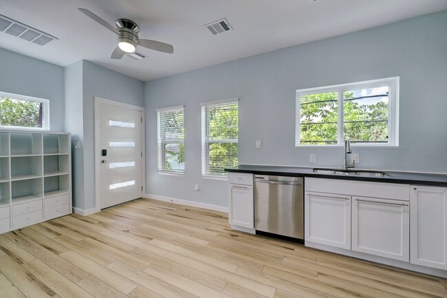 property at 113 E 25th St
