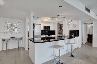 1717 N Bayshore Dr, Unit 2440 in Miami, FL - Foto de edificio - Building Photo