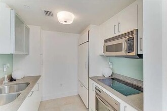 450 Alton Rd, Unit 1508 in Miami Beach, FL - Building Photo - Building Photo