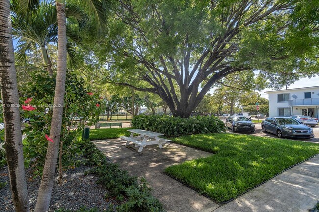 7301 Carlyle Ave in Miami Beach, FL - Foto de edificio - Building Photo