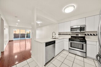303 Williams Ct in Edgewater, NJ - Building Photo - Building Photo