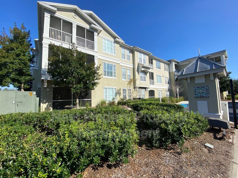 8290 Gate Pkwy W in Jacksonville, FL - Building Photo