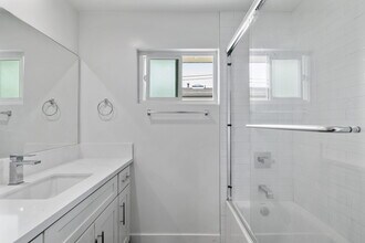Pacific Apartment Homes at Ermanita in Torrance, CA - Foto de edificio - Building Photo
