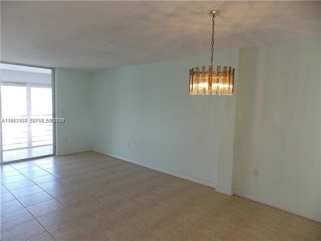 3551 NE 169th St in North Miami Beach, FL - Building Photo - Building Photo