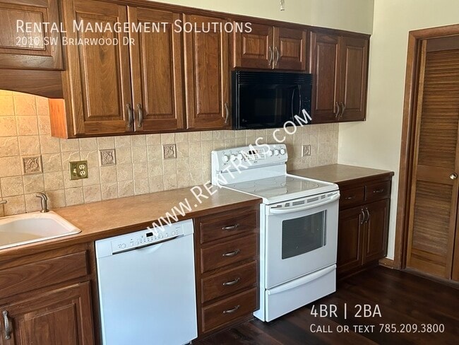 2010 SW Briarwood Dr in Topeka, KS - Building Photo - Building Photo