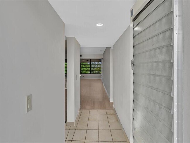 1711 Whitehall Dr in Davie, FL - Building Photo - Building Photo