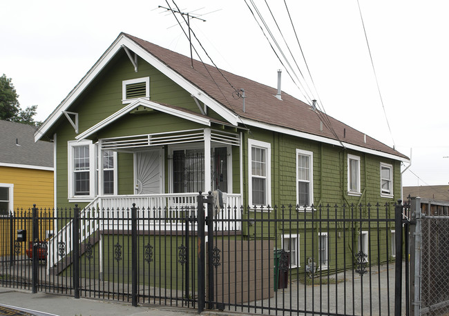 1210 82nd Ave in Oakland, CA - Foto de edificio - Building Photo