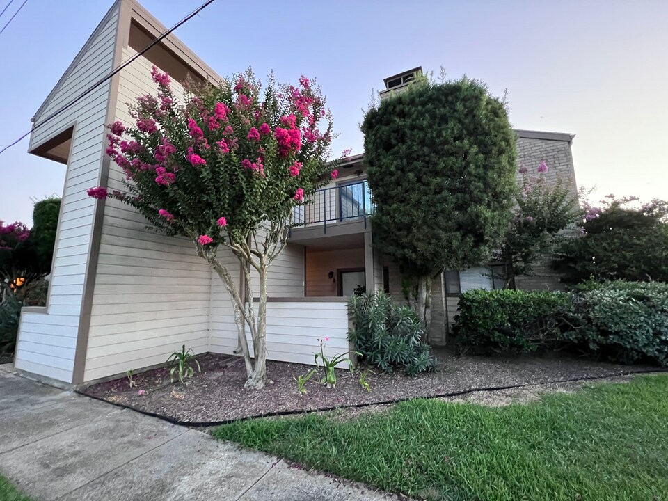 7076 N Holiday Dr, Unit Second floor in Galveston, TX - Foto de edificio