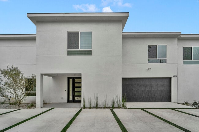 8702 North Silver Way in Northridge, CA - Building Photo - Building Photo