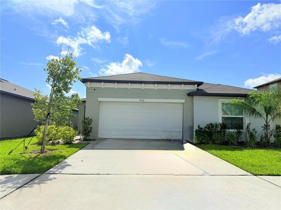 9776 Branching Ship Trce in Zephyrhills, FL - Building Photo