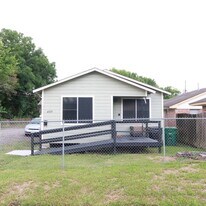 4529 Maggie St, Unit 4527 maggie street front in Houston, TX - Building Photo
