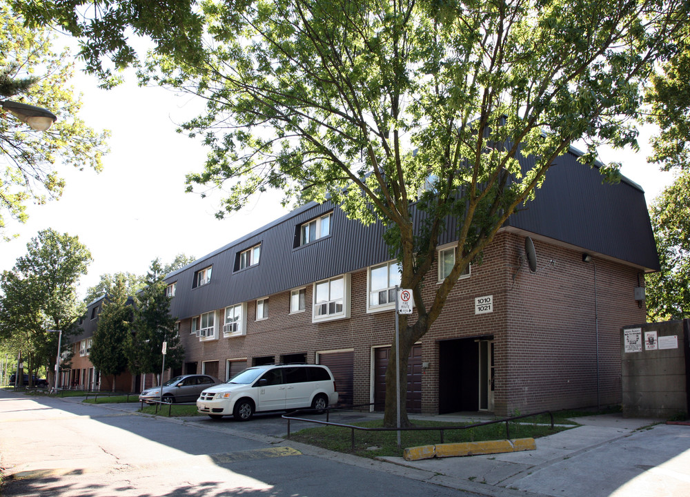 Tandridge Crescent in Toronto, ON - Building Photo