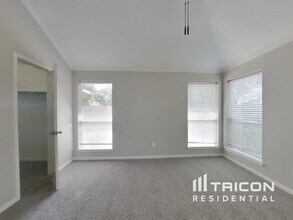 10326 Emerald Oaks Dr in Houston, TX - Building Photo - Building Photo
