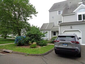 560 Silver Sands Rd in East Haven, CT - Building Photo - Building Photo