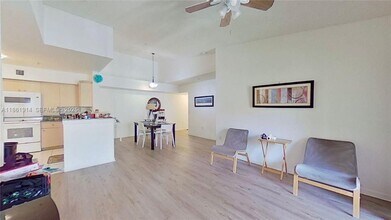 2451 Centergate Dr in Miramar, FL - Foto de edificio - Building Photo