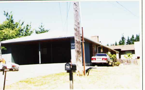 7925-7927 218th St SW in Edmonds, WA - Building Photo