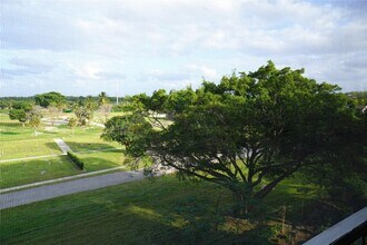 4570 NW 18th Ave, Unit 607 in Deerfield Beach, FL - Foto de edificio - Building Photo
