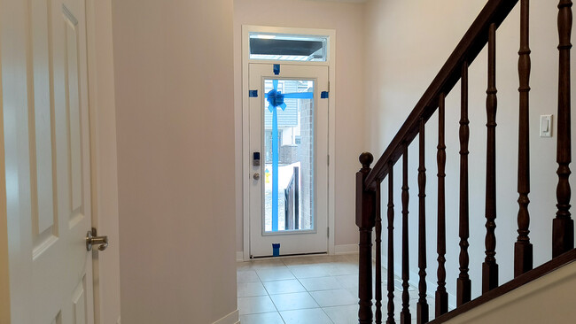 Bright and spacious 3-bedroom, 2.5-bathroo in Ottawa, ON - Building Photo - Building Photo