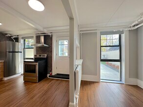 202 Grand St, Unit 1 in Newburgh, NY - Foto de edificio - Building Photo