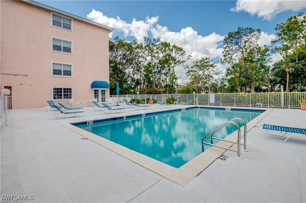 441 Quail Forest Blvd in Naples, FL - Foto de edificio