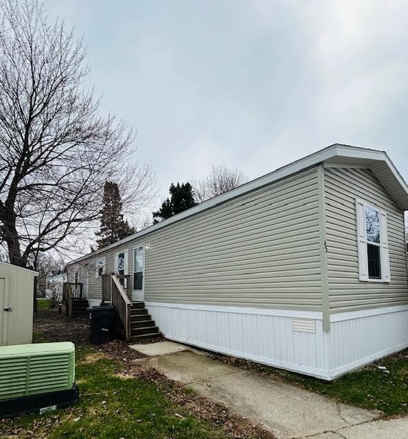 45 W Manor St in Oxford, MI - Building Photo
