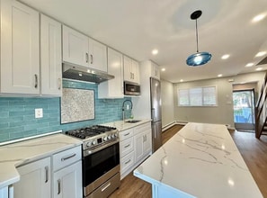 90 Hickory Ave in Staten Island, NY - Foto de edificio - Building Photo