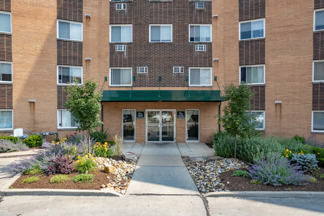 The Towers at Falling Water in Strongsville, OH - Foto de edificio - Building Photo