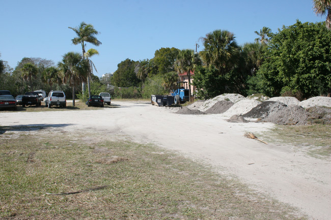 1607 Stickney Point Rd in Sarasota, FL - Building Photo - Building Photo