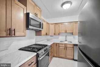 2632 Wagon Dr in Alexandria, VA - Foto de edificio - Building Photo