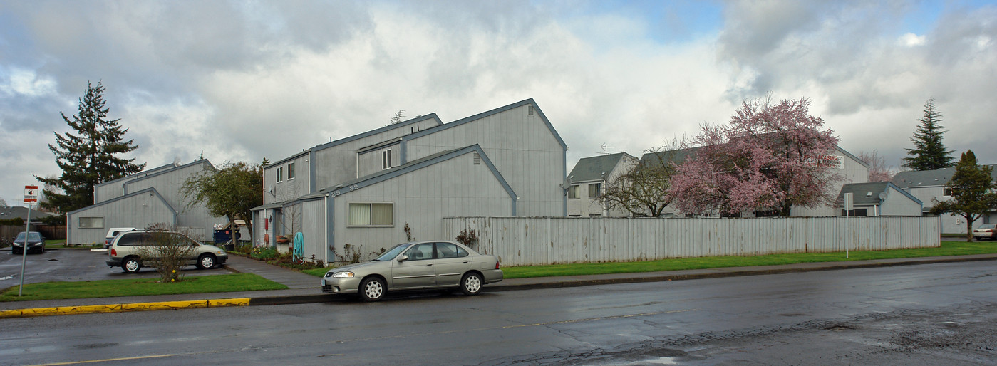 Hillhouse Apartments in Albany, OR - Building Photo